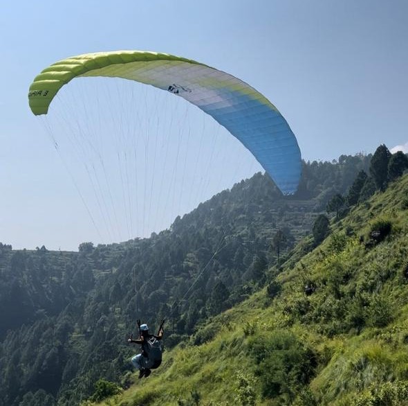 Uttarakhand: आसमान की उंचाई नापने को तैयार युवा, पर्यटन विभाग दे रहा पैराग्लाइडिंग का निशुल्क प्रशिक्षण