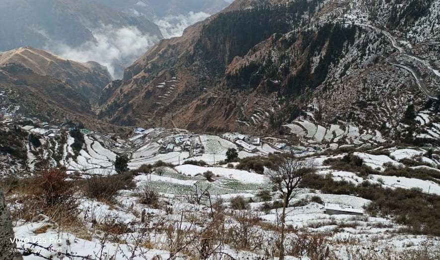 Snowfall: बर्फ की सफेद चादर में लिपटी वादियां, तापमान में आई गिरावट