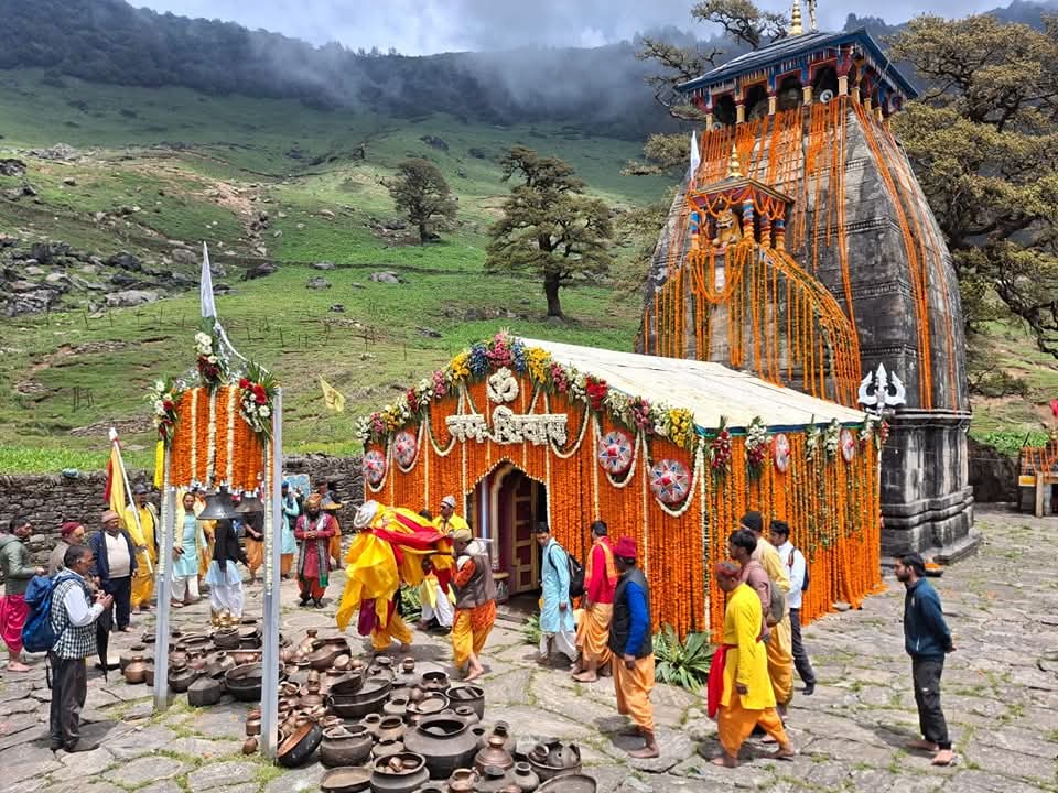 Uttarakhand:   वैदिक मंत्रोच्चार के बीच खुले भगवान मदमहेश्वर के कपाट, श्रद्धालुओं ने किए दर्शन