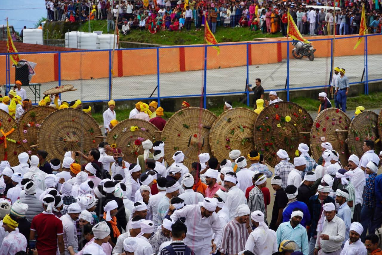 Devidhura Bagwal Fair: आस्था, परंपरा और उत्साह का अनूठा संगम, फलों-फूलों से सजी परंपरा
