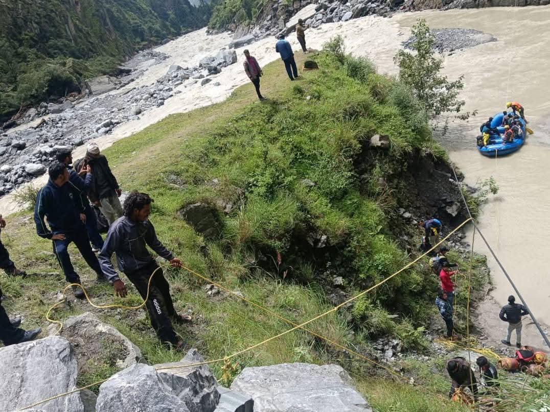 Uttarkashi Disaster:  आपदा प्रभावित क्षेत्रों में राहत कार्य, जिलाधिकारी  स्वयं कर रहे मॉनिटरिंग