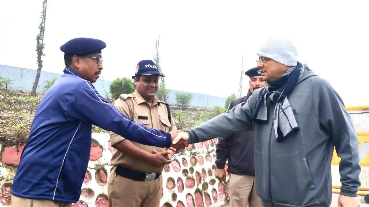 Uttarakhand: मुख्यमंत्री ने गैरसैंण में सुरक्षाकर्मियों से की भेंट, सेवाभावना और साहस की सराहना