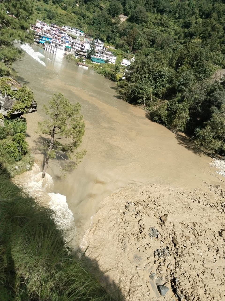 Uttarkashi: यमुनोत्री हाईवे पर खतरा, स्यानाचट्टी में झील का जलस्तर बढ़ने से लोग सुरक्षित स्थानों पर किया शिफ्ट