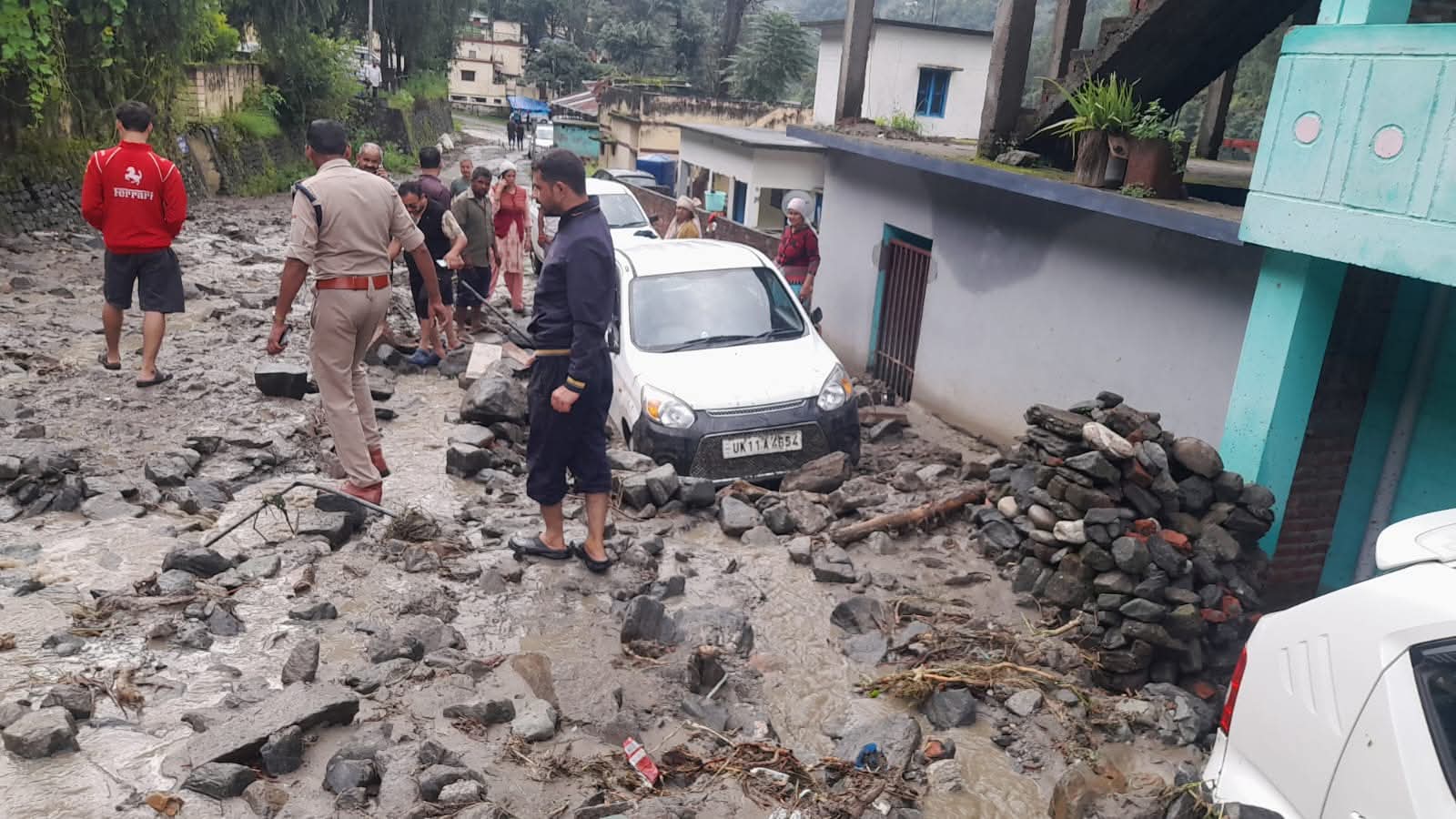 Thrali: थराली में अतिवृष्टि से जनजीवन प्रभावित, पुलिस ने रात में ही शुरू किया रेस्क्यू अभियान