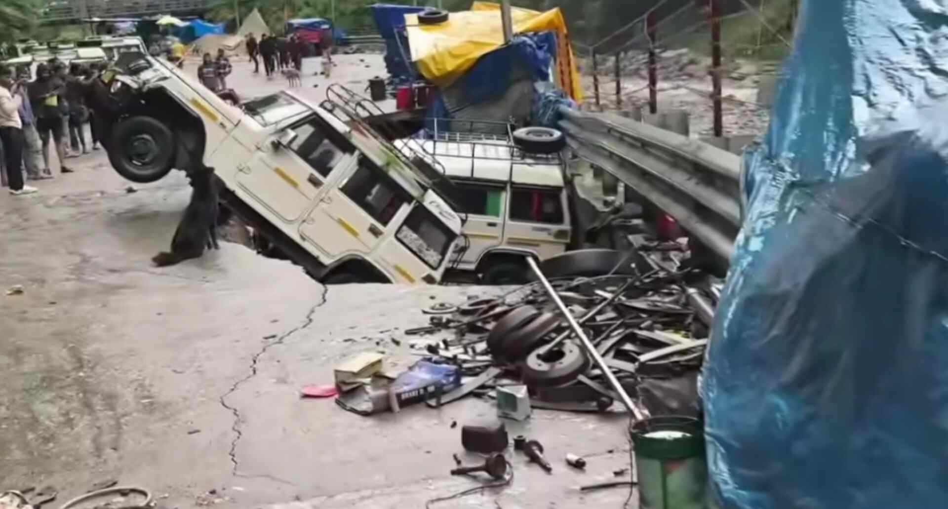 Uttarakhand: सोनप्रयाग में लगातार बारिश से शटल पार्किंग धंसी, दो वाहन प्रभावित