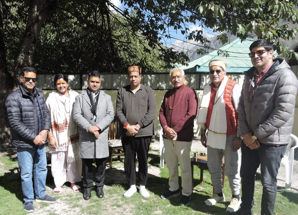 Uttarakhand: प्रधानमंत्री नरेंद्र मोदी के छोटे भाई पंकज मोदी ने किए बदरीनाथ के दर्शन, समिति ने किया स्वागत