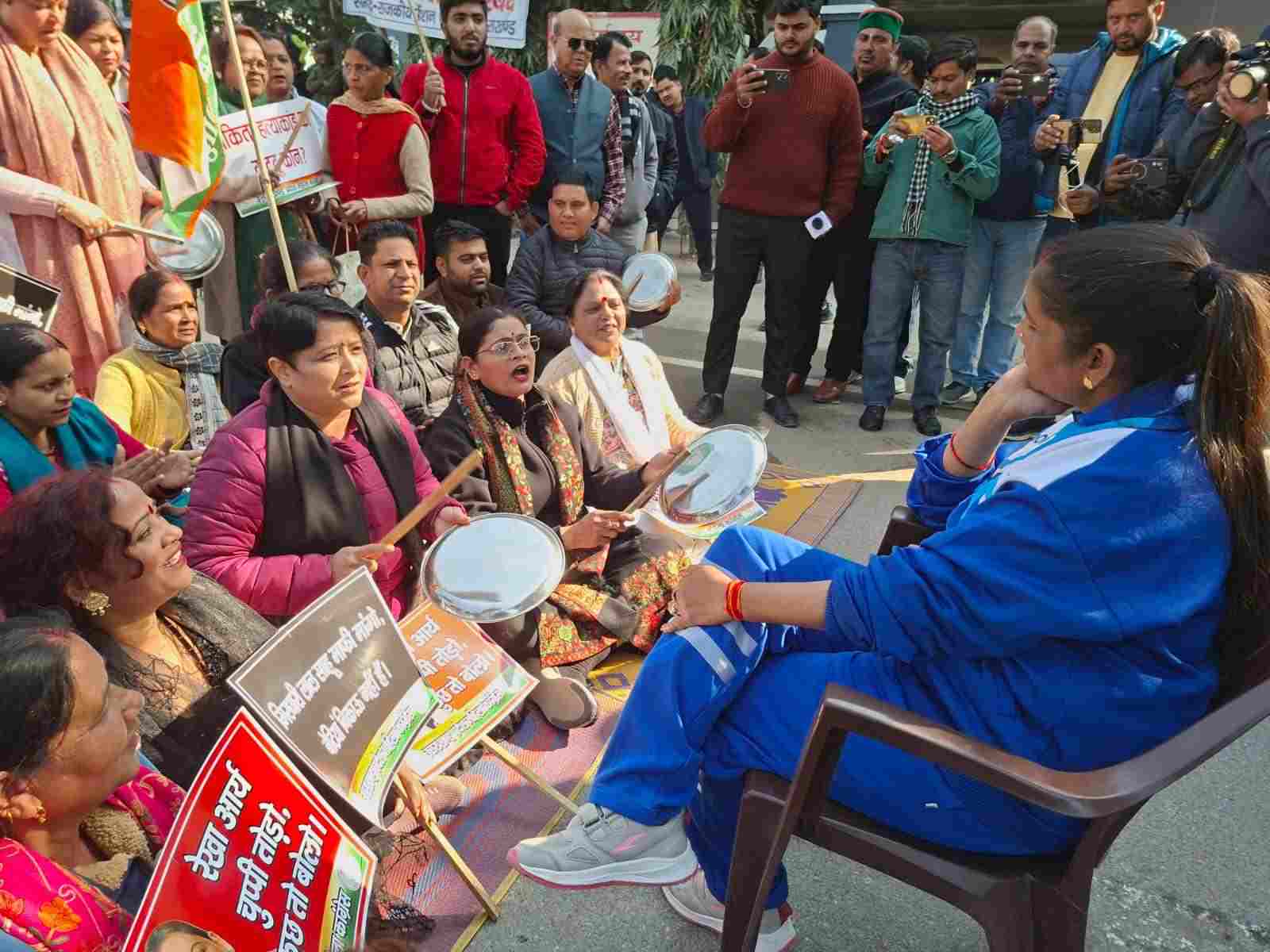 Uttarakhand: अंकिता भंडारी हत्याकांड में वीआईपी पर कार्रवाई की मांग, महिला कांग्रेस ने मंत्री रेखा आर्य के आवास का किया घेराव