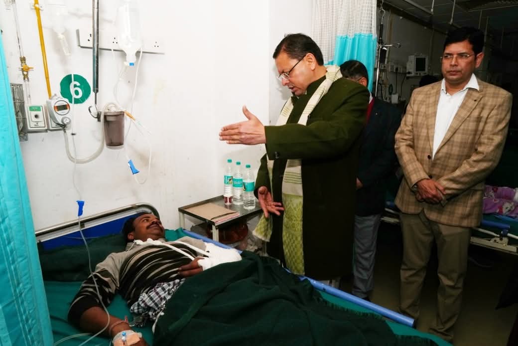 Uttarakhand: कालसी बस दुर्घटना के घायलों से मिलने दून अस्पताल पहुंचे मुख्यमंत्री धामी