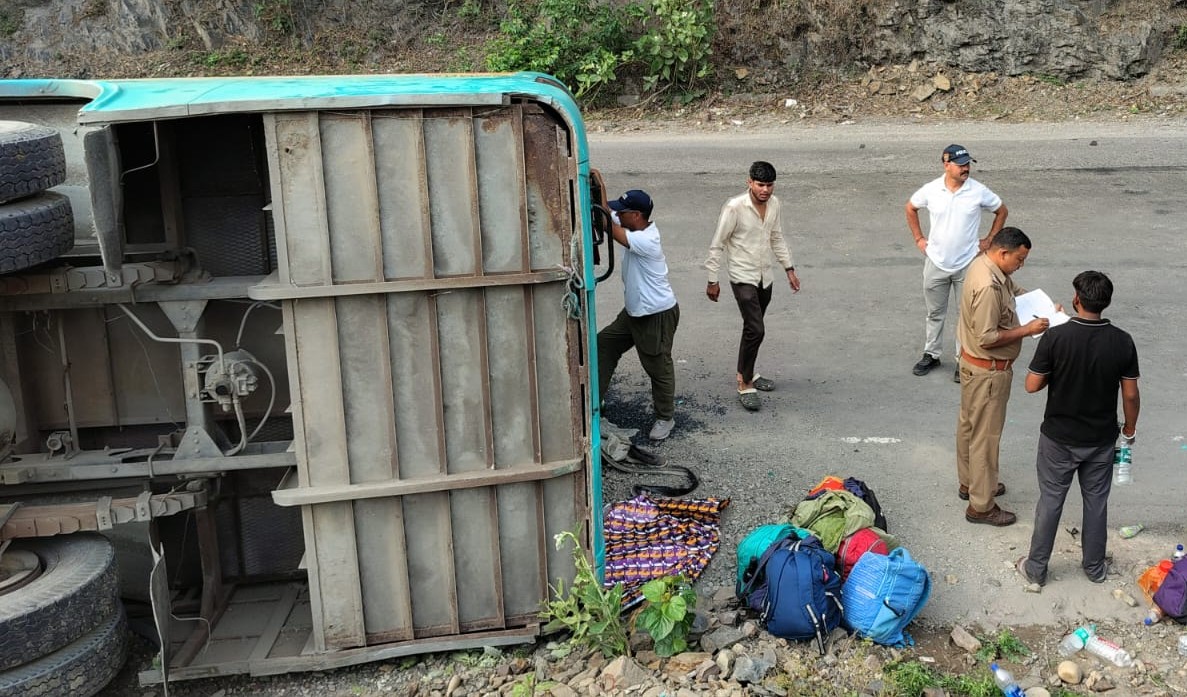 Uttarakhand: बदरीनाथ हाईवे पर यात्रियों से भरी बस पलटी, सात घायल