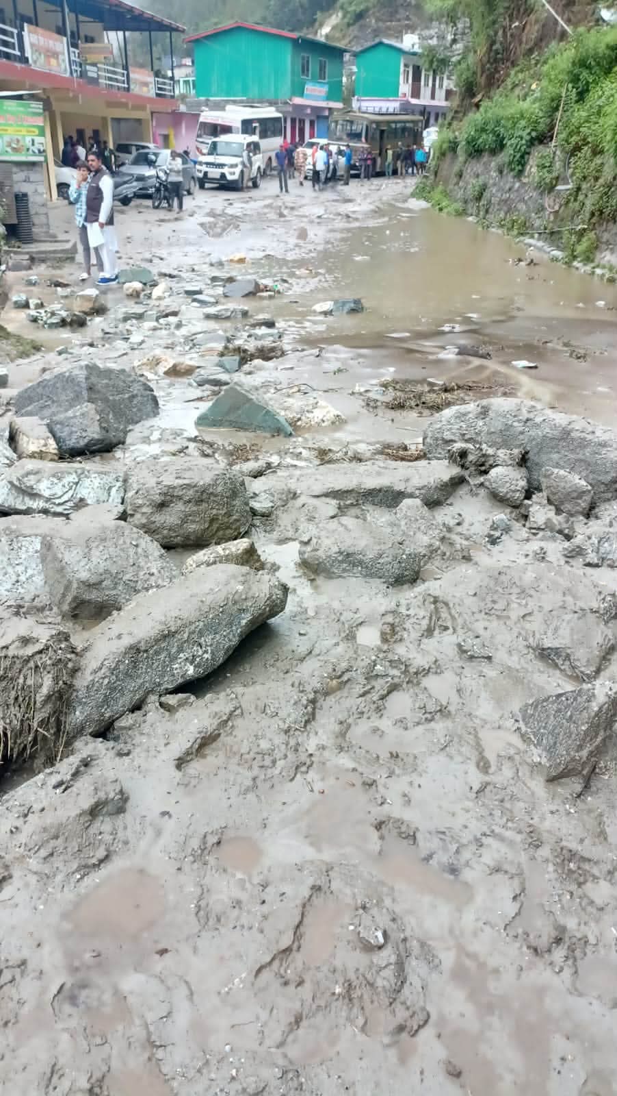 Uttarakhand: बदरीनाथ हाईवे गुलाबकोटी के पास भूस्खलन से बंद, सिरोबगड़ मार्ग पर यातायात बहाल