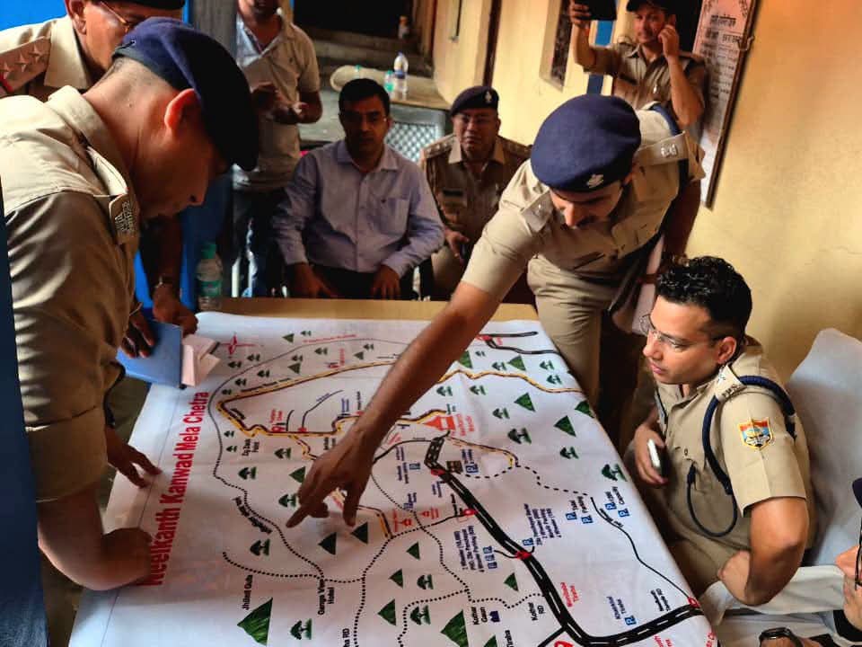 Uttarakhand: कांवड़ यात्रा की तैयारियां तेज, पुलिस ने लक्ष्मणझूला-नीलकंठ मार्ग का किया निरीक्षण