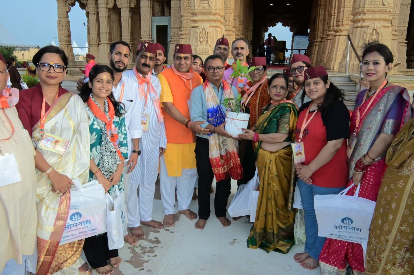 Uttarakhand: सोमनाथ स्वाभिमान पर्व यात्रा में उत्तराखंड के श्रद्धालुओं ने किए बाण गंगा व भालका तीर्थ के दर्शन, हरेला पर किया पौधरोपण