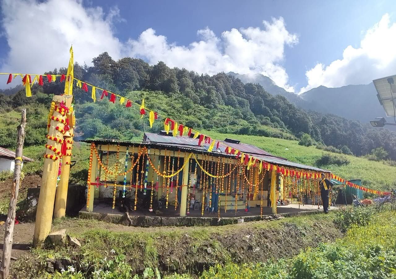 Phuunla Narayan Temple: श्रावण संक्रांति पर खुले फ्यूंला नारायण मंदिर के कपाट, महिला पुजारी ने किया भगवान नारायण का पुष्प श्रृंगार