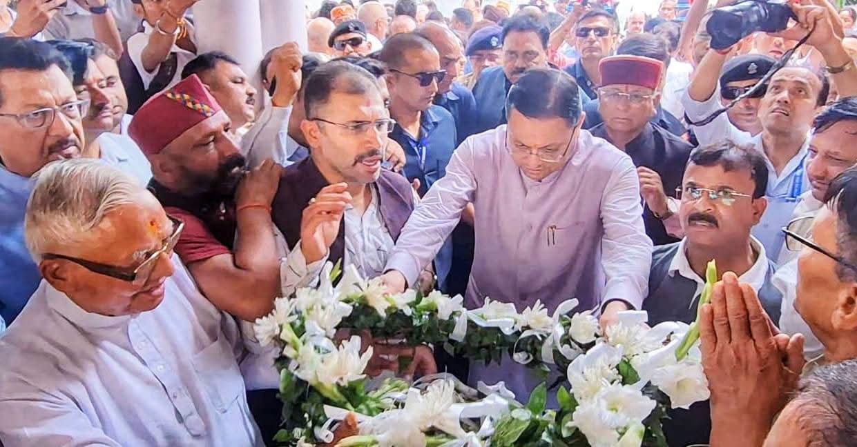 Uttarakhand: पूर्व मंत्री हीरा सिंह बिष्ट को मुख्यमंत्री धामी ने दी श्रद्धांजलि, परिजनों से मिलकर जताया शोक