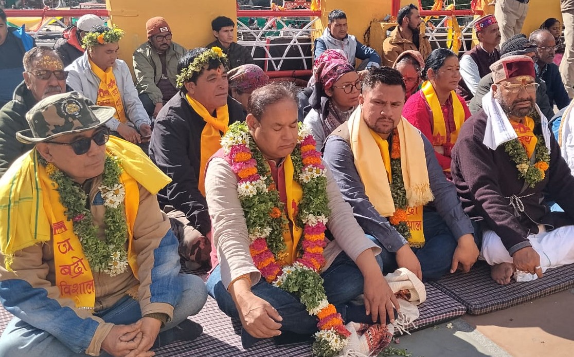 Badrinath Offering Dispute: विधायक लखपत बुटोला उपवास पर बैठे, निष्पक्ष जांच और दोषियों पर कार्रवाई की मांग