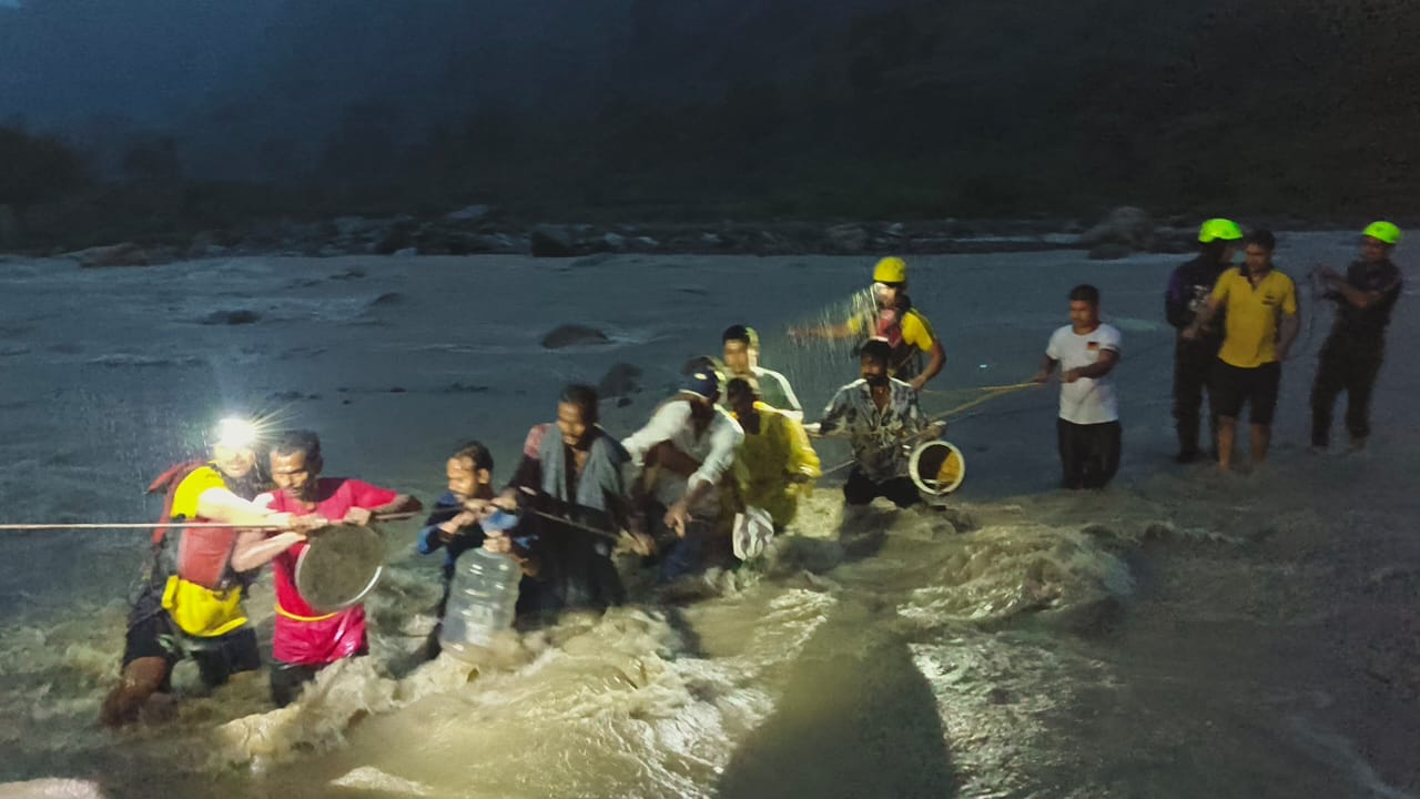 Uttarakhand: उफनती नदी में बने टापू पर फंसे लोगों को एसडीआरएफ ने किया रेस्क्यू