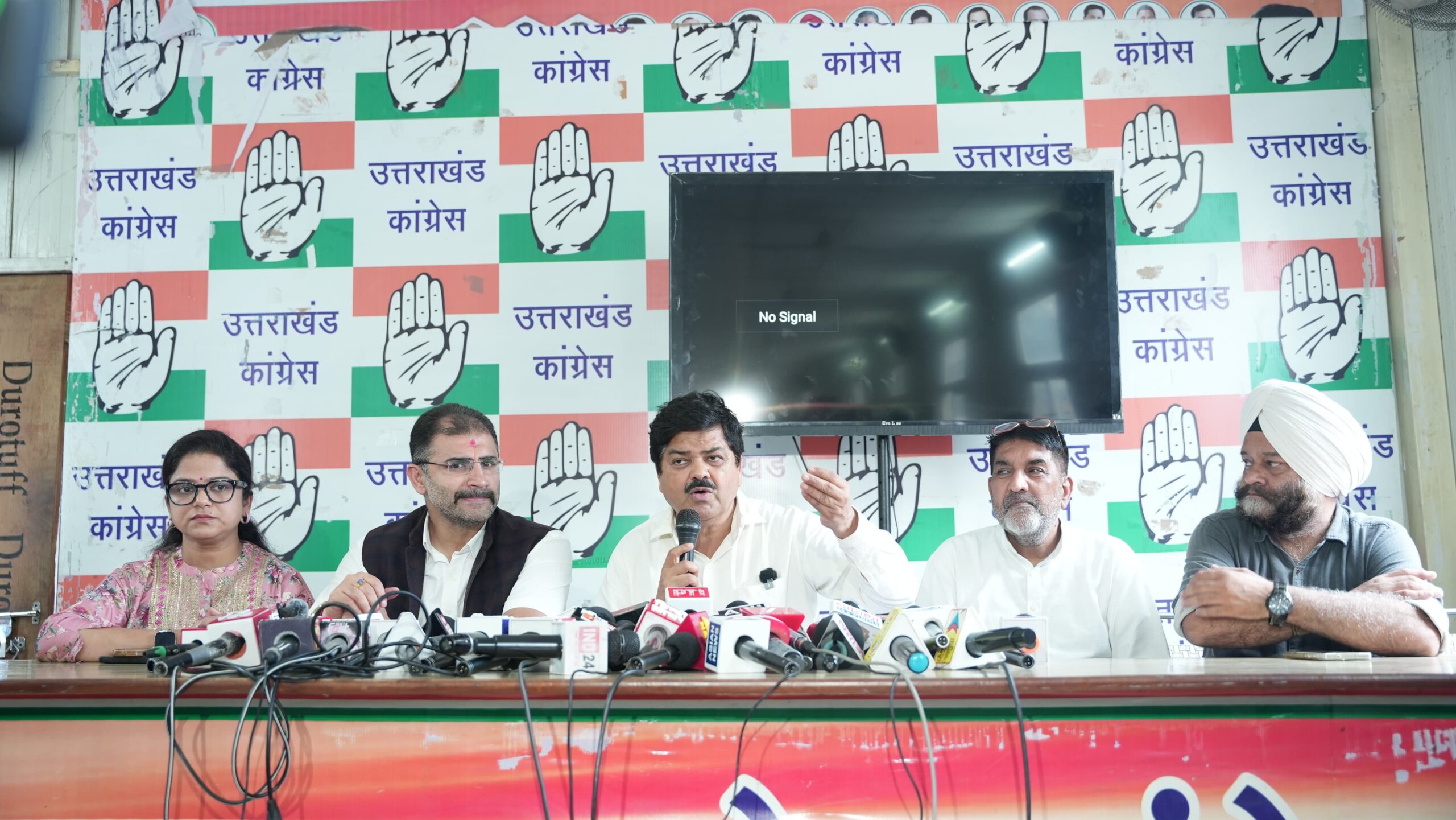 Uttarakhand: बदरीनाथ चढ़ावा चोरी मामले में कांग्रेस का सरकार पर हमला, बीकेटीसी अध्यक्ष के इस्तीफे और न्यायिक जांच की मांग