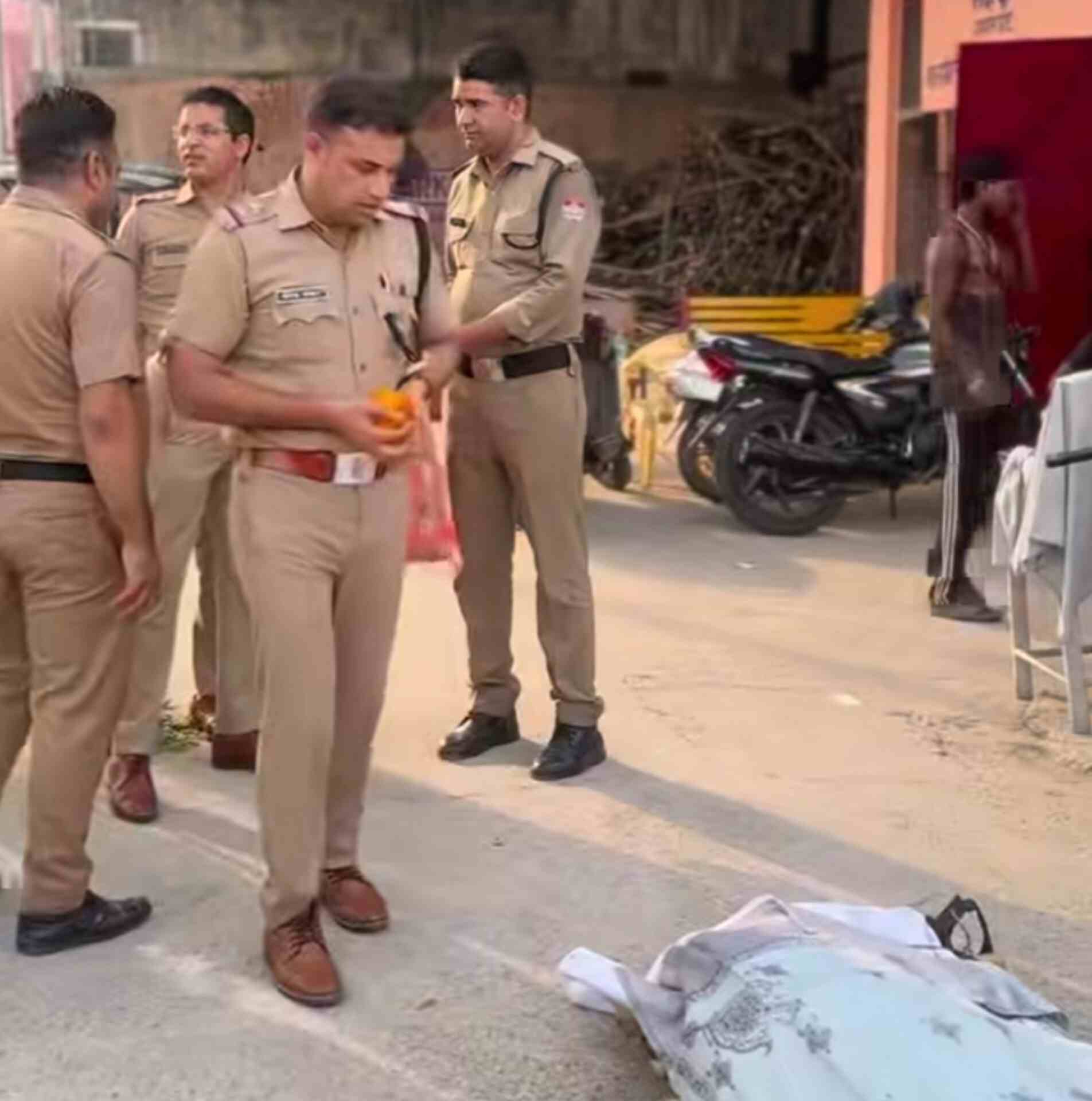 Uttarakhand: भंडारे वाले बाबा को हरिद्वार पुलिस ने दी सम्मानजनक अंतिम विदाई, परिजन न पहुंचने पर निभाया परिवार का फर्ज