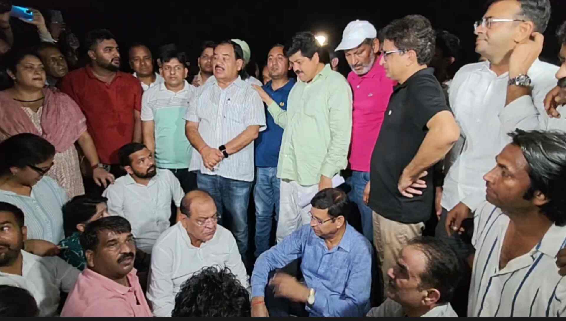Uttarakhand: राहुल गांधी की रैली पर सियासी घमासान, कार्यक्रम स्थल बदलने के प्रस्ताव पर कांग्रेस का विरोध; सड़कों पर उतरे कार्यकर्ता