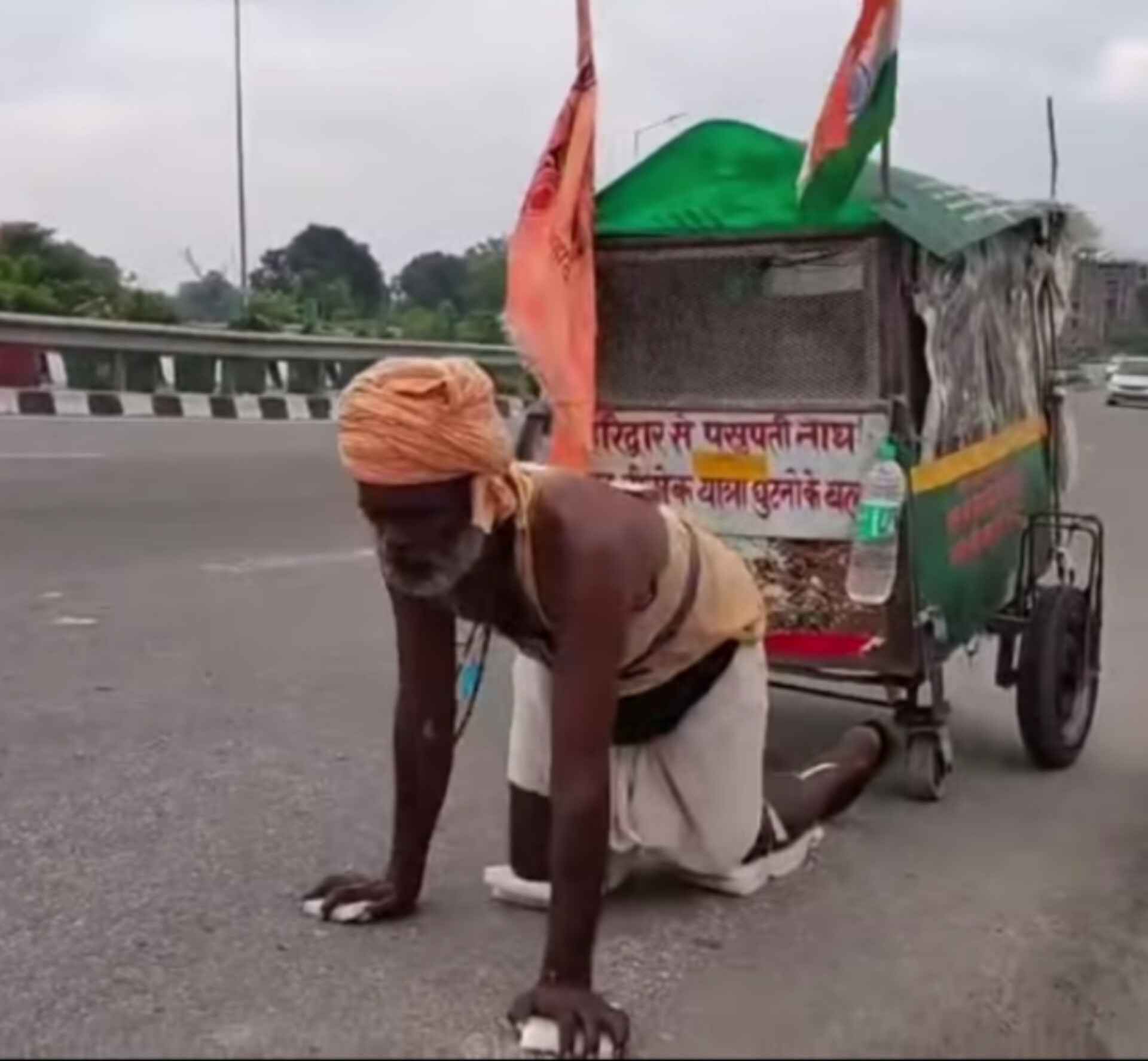 Uttarakhand: घुटनों के बल हरकी पैड़ी से पशुपतिनाथ धाम तक निकला श्रद्धालु, 411 दिन में पूरी होगी कठिन कांवड़ यात्रा