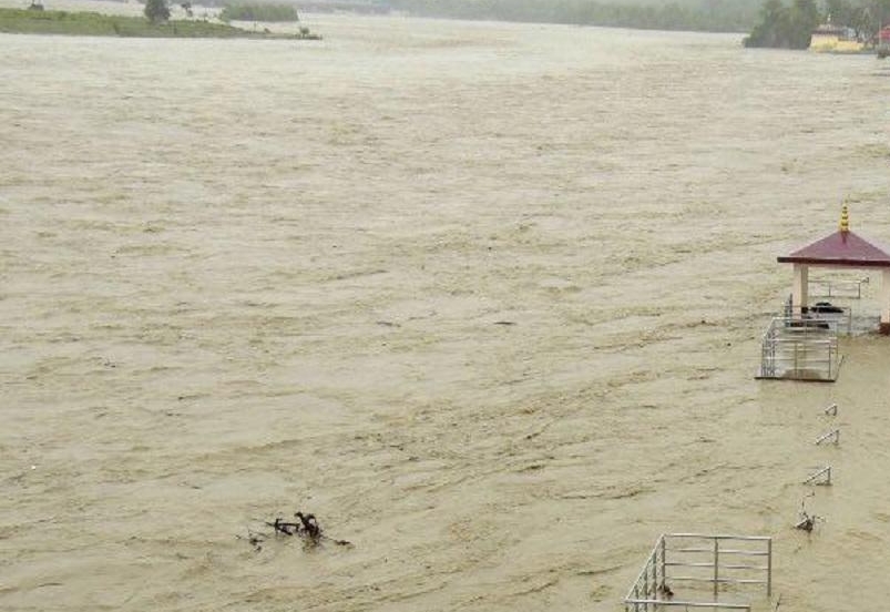 Uttarakhand: श्रीनगर डैम से पानी छोड़े जाने पर अलर्ट, ऋषिकेश में गंगा का जलस्तर बढ़ने की आशंका