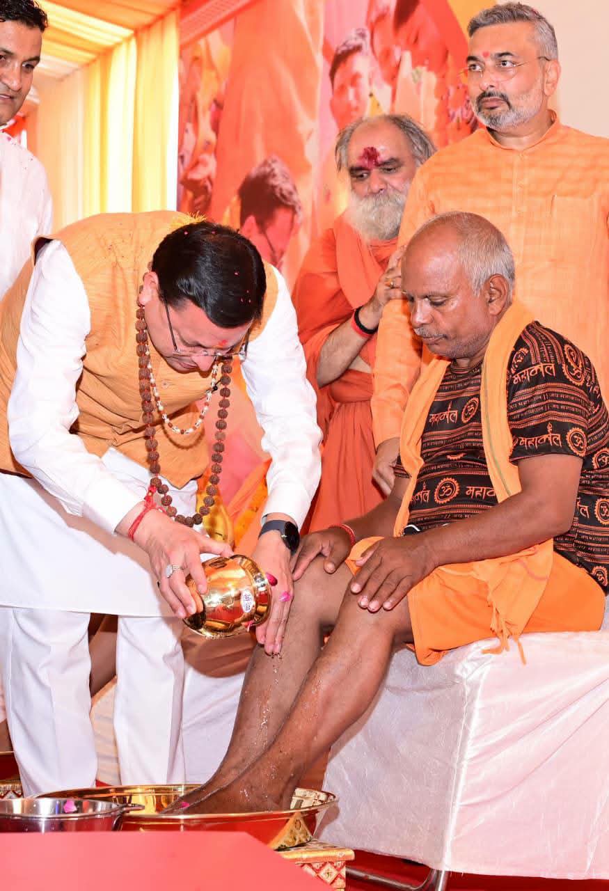 Uttarakhand: सीएम ने शिवभक्तों पर की पुष्पवर्षा, चरण पखारकर किया सम्मान