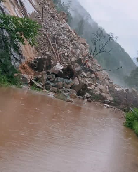 बारिश से बदरीनाथ और यमुनोत्री हाईवे बाधित, मलबा हटाने में जुटीं मशीनें