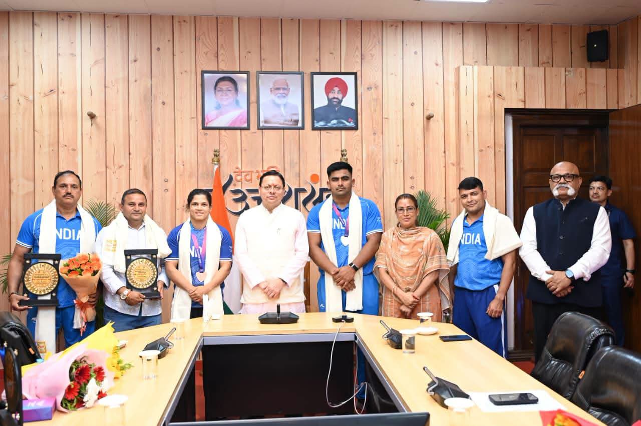 Uttarakhand: कॉमनवेल्थ गेम्स पदक विजेताओं और प्रशिक्षकों को सीएम ने किया सम्मानित