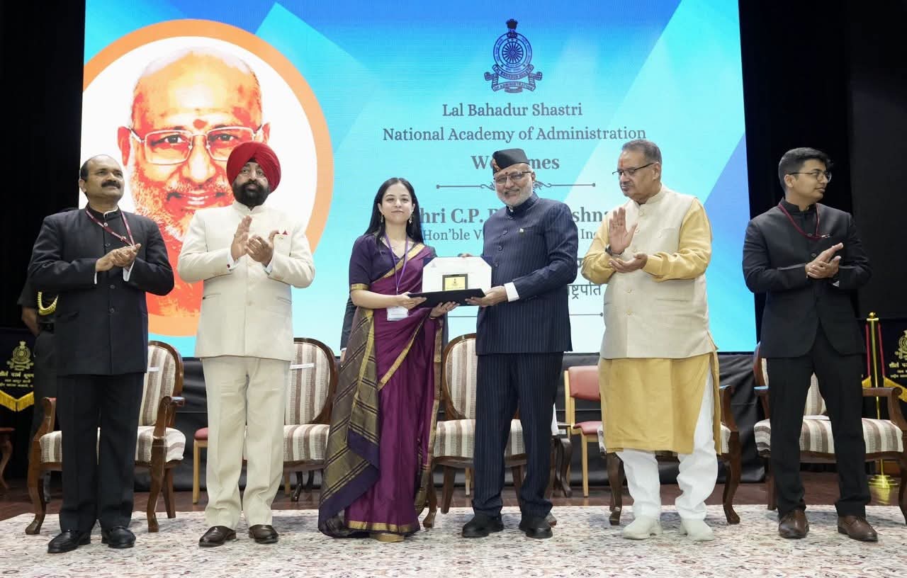 Utt सेवाभाव और कर्तव्यबोध को बनाएं मार्गदर्शक मंत्र : उपराष्ट्रपति