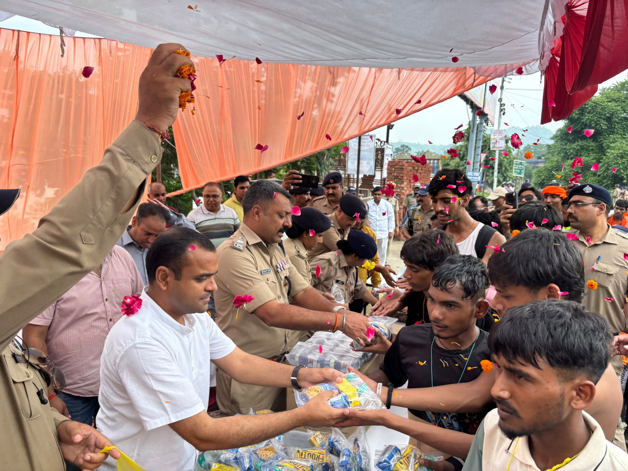 Uttarakhand: डीएम और एसएसपी ने शिवभक्तों पर की पुष्पवर्षा, कांवड़ियों का फूल-मालाओं से स्वागत कर बांटे फल और पेयजल