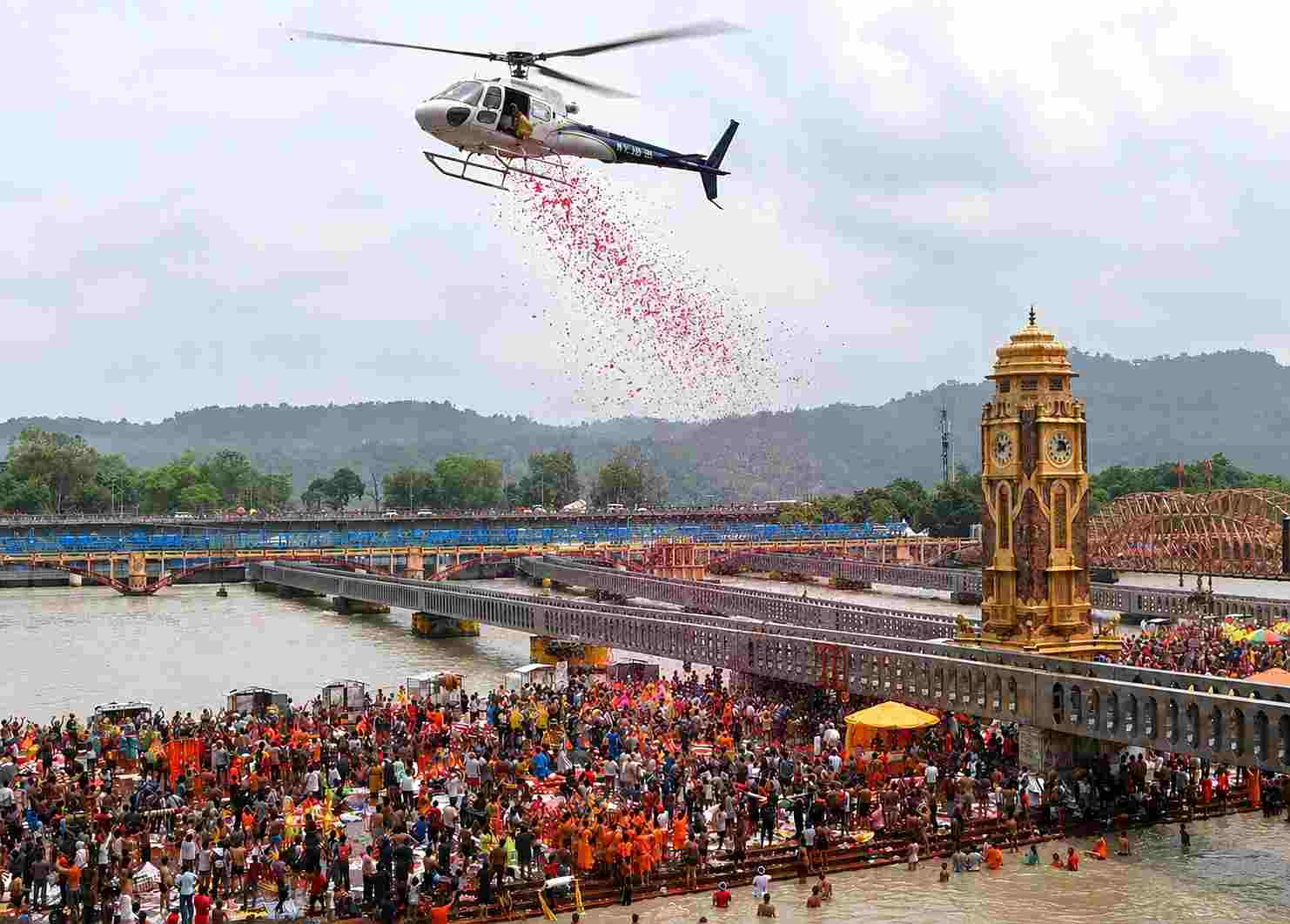 Uttarakhand: हरकी पैड़ी पर हेलीकॉप्टर से पुष्पवर्षा, शिवभक्तों का भव्य स्वागत
