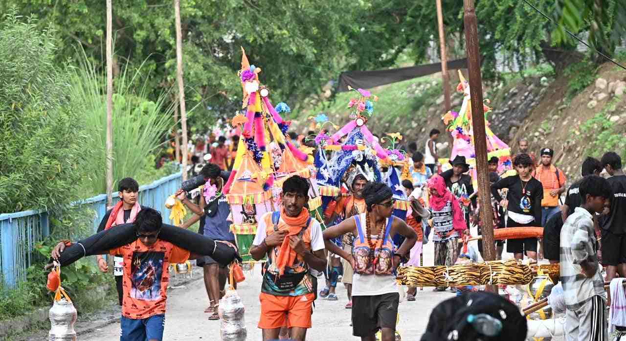 Kanwar Yatra: हरिद्वार से गंगाजल लेकर कांवड़िये रवाना, एक करोड़ के पार हुई संख्या