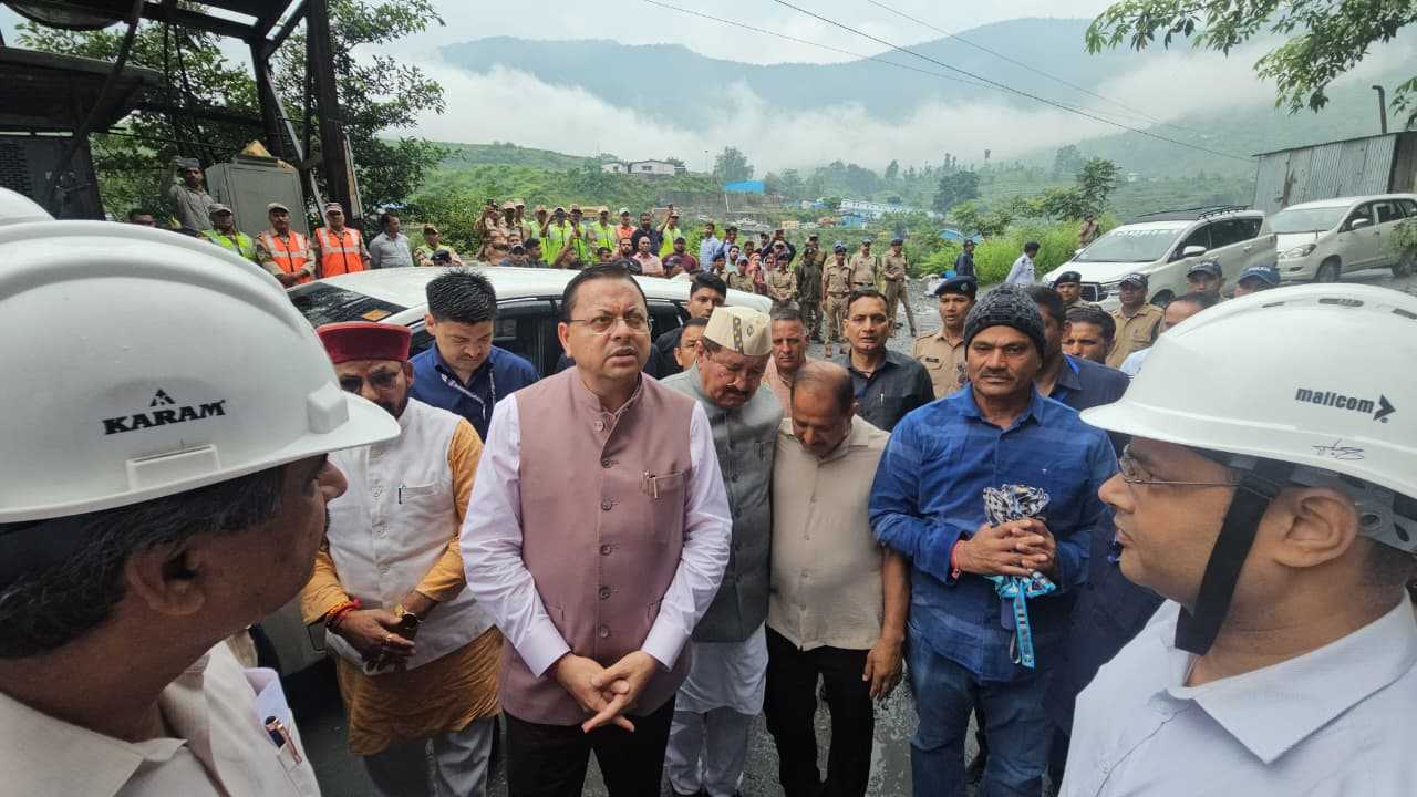PipalkotiTunnelAccident: खराब मौसम के बीच पीपलकोटी पहुंचे सीएम धामी, टनल रेस्क्यू ऑपरेशन का लिया जायजा