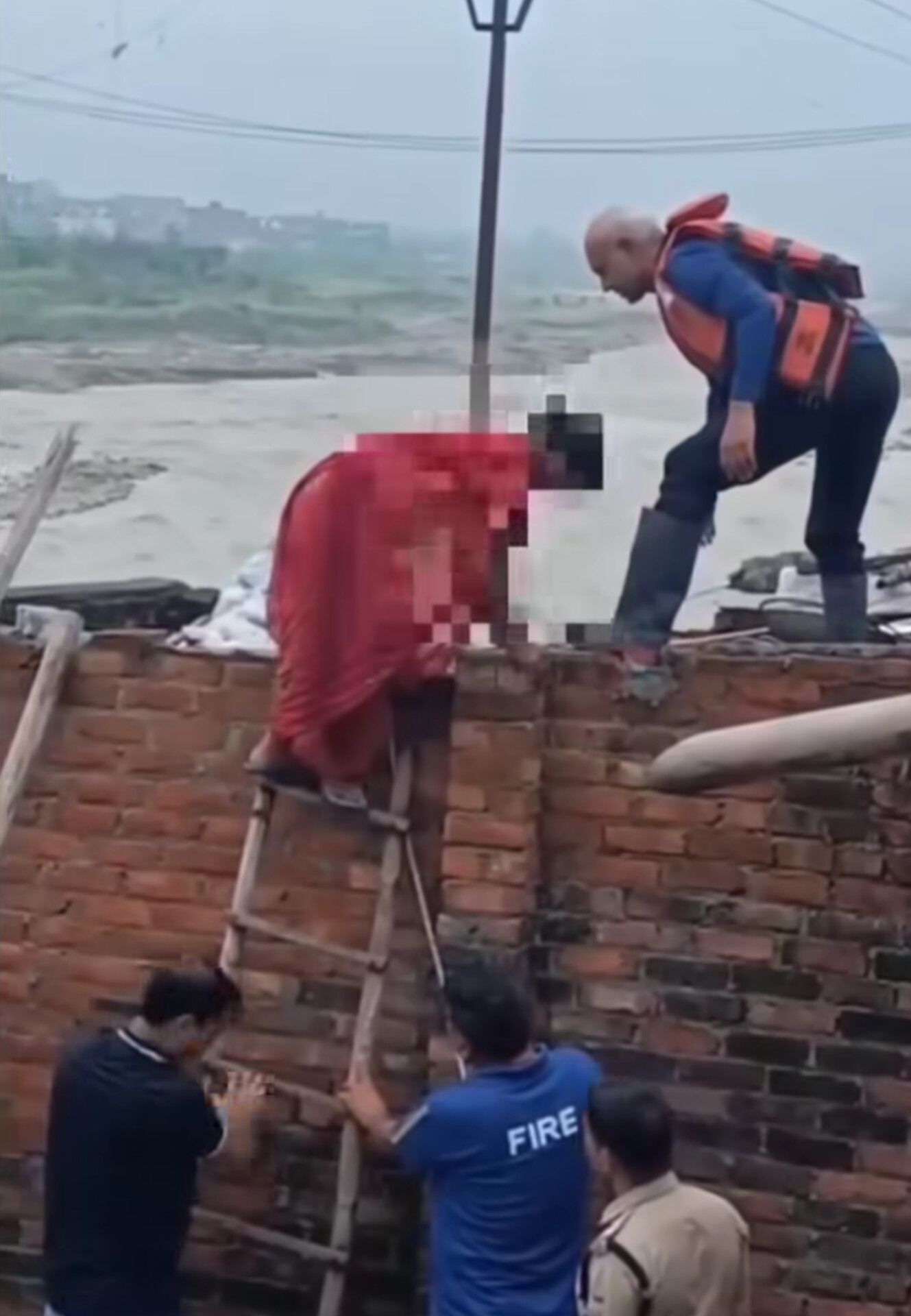 Uttarakhand: सेलाकुई में जलभराव से दो परिवार घरों में फंसे, फायर टीम ने किया सुरक्षित रेस्क्यू