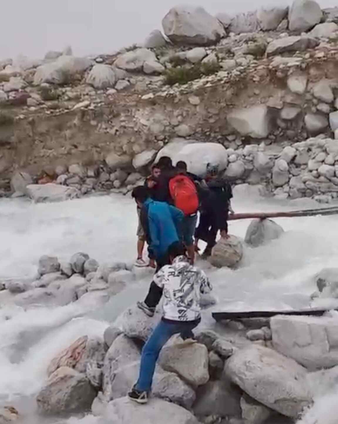Uttarakhand: वसुंधरा वॉटरफॉल के आगे बढ़ा नदी का जलस्तर, कानपुर का पर्यटक दूसरी ओर फंसा