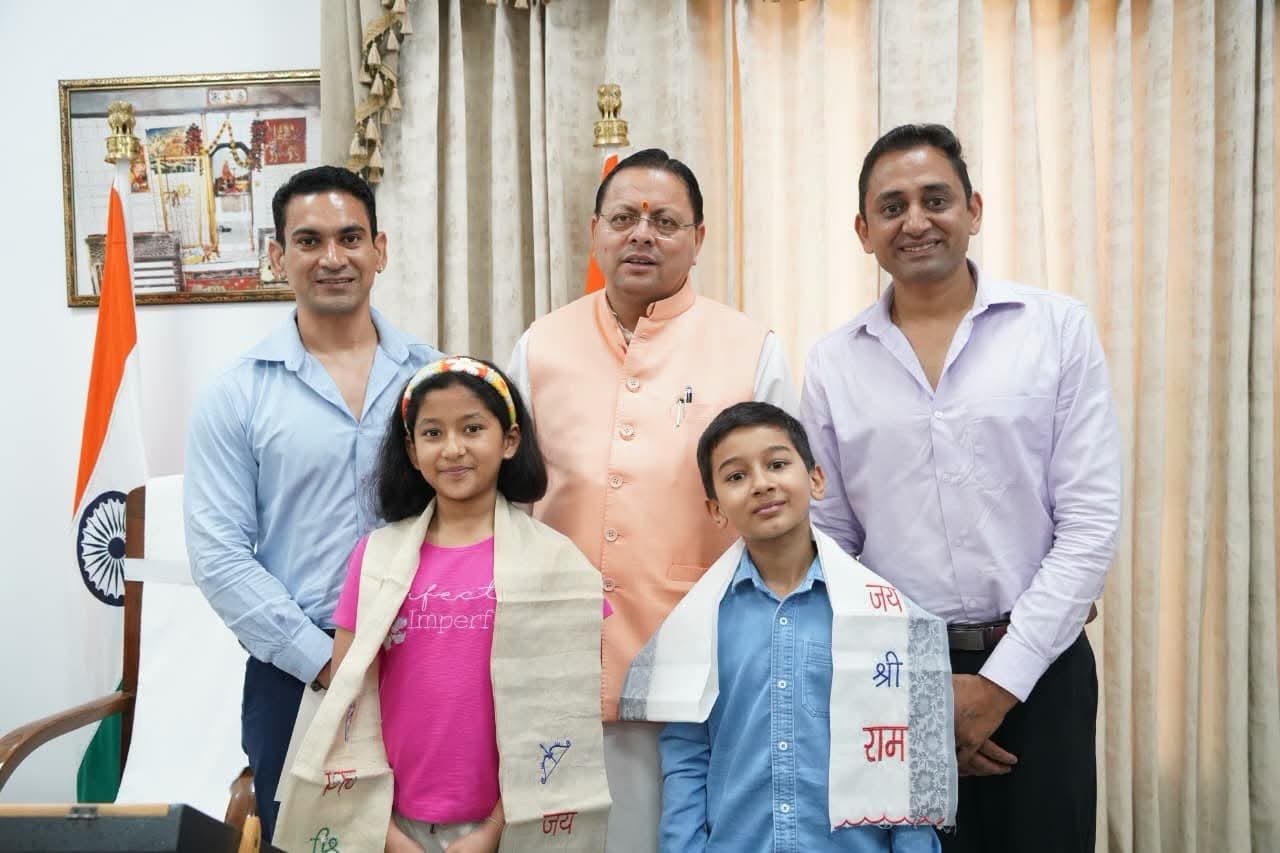 Uttarakhand: नन्हे पर्वतारोहियों रियांश और प्रिशा ने फतह की किलिमंजारो, सीएम धामी से की मुलाकात