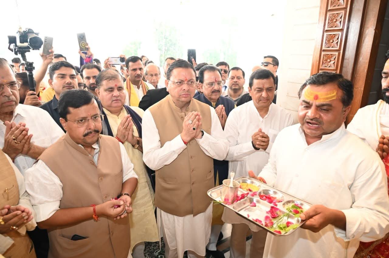 Uttarakhand: सीएम धामी ने महालक्ष्मी अष्टभुजा मंदिर में की पूजा-अर्चना, प्रदेश की सुख-समृद्धि की कामना