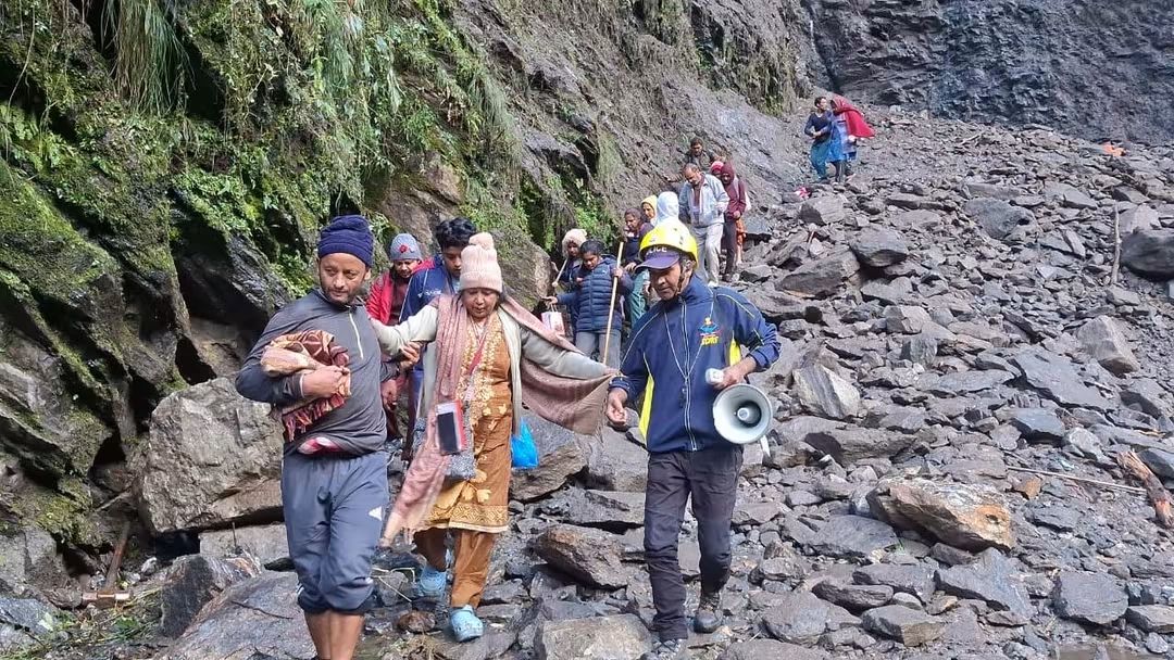 Uttarakhand: चीरबासा में पत्थर गिरने से केदारनाथ पैदल मार्ग बाधित, श्रद्धालुओं को सुरक्षित निकाला
