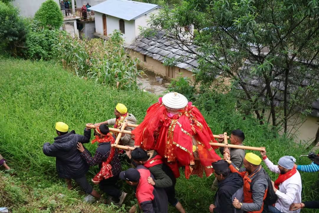 Uttarakhand: वाण से गैरोली पातल के लिए रवाना हुई मां नंदा की डोली, भावुक हुए श्रद्धालु