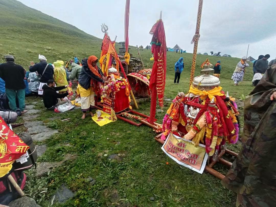Uttarakhand: वेदनी में नंदामय हुआ हिमालय, बधाड़ की डोली पहुंची बांक