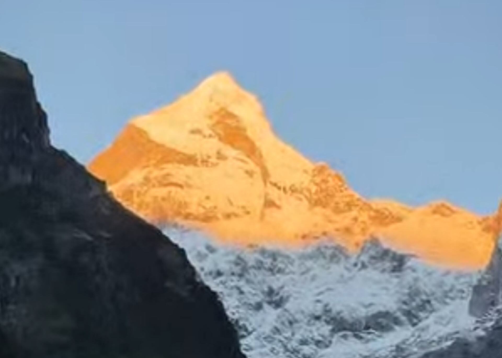 Uttarakhand: बदरीनाथ धाम में मौसम साफ, बादलों की ओट से हुए नीलकंठ पर्वत के दिव्य दर्शन