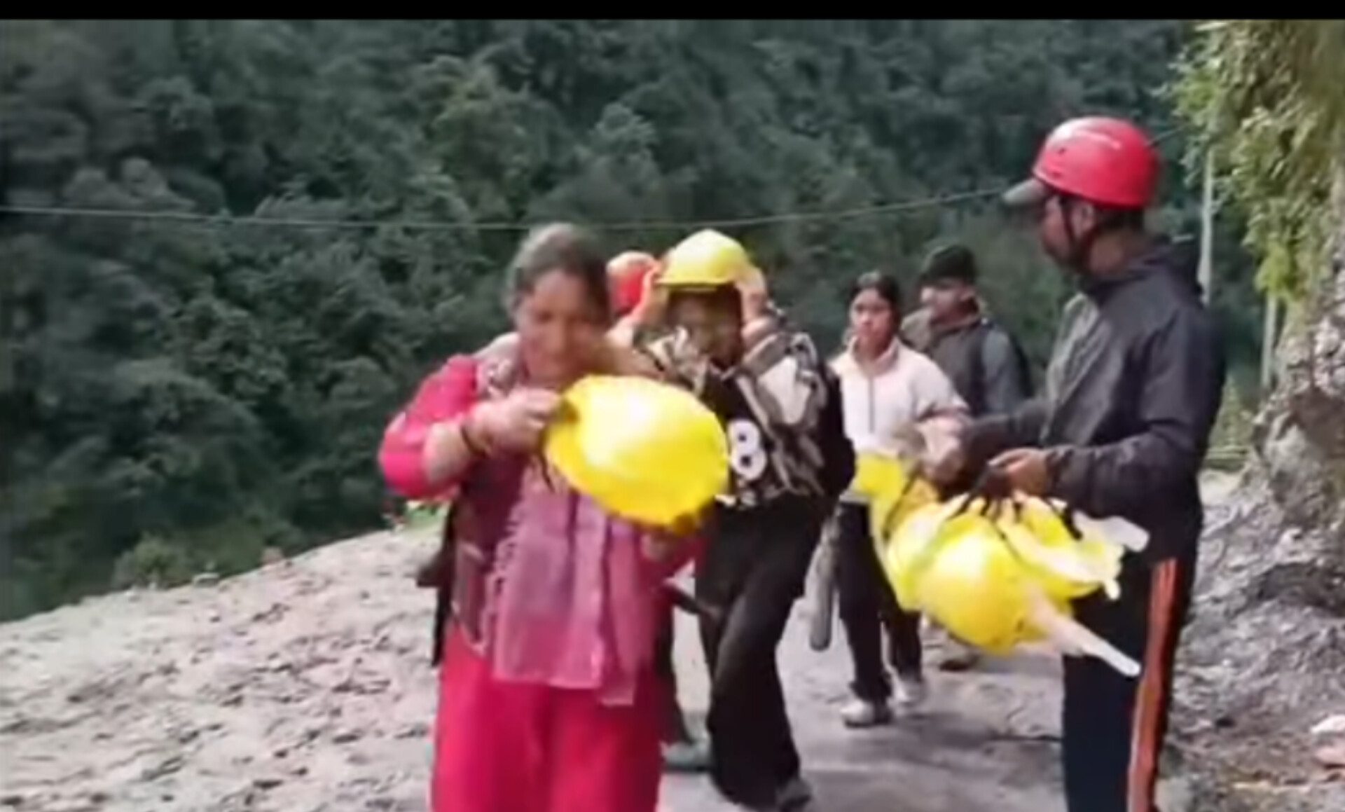Uttarakhand: चीरबासा में हेलमेट पहनाकर सुरक्षित निकाले जा रहे यात्री, आवाजाही के दौरान न हो अनहोनी