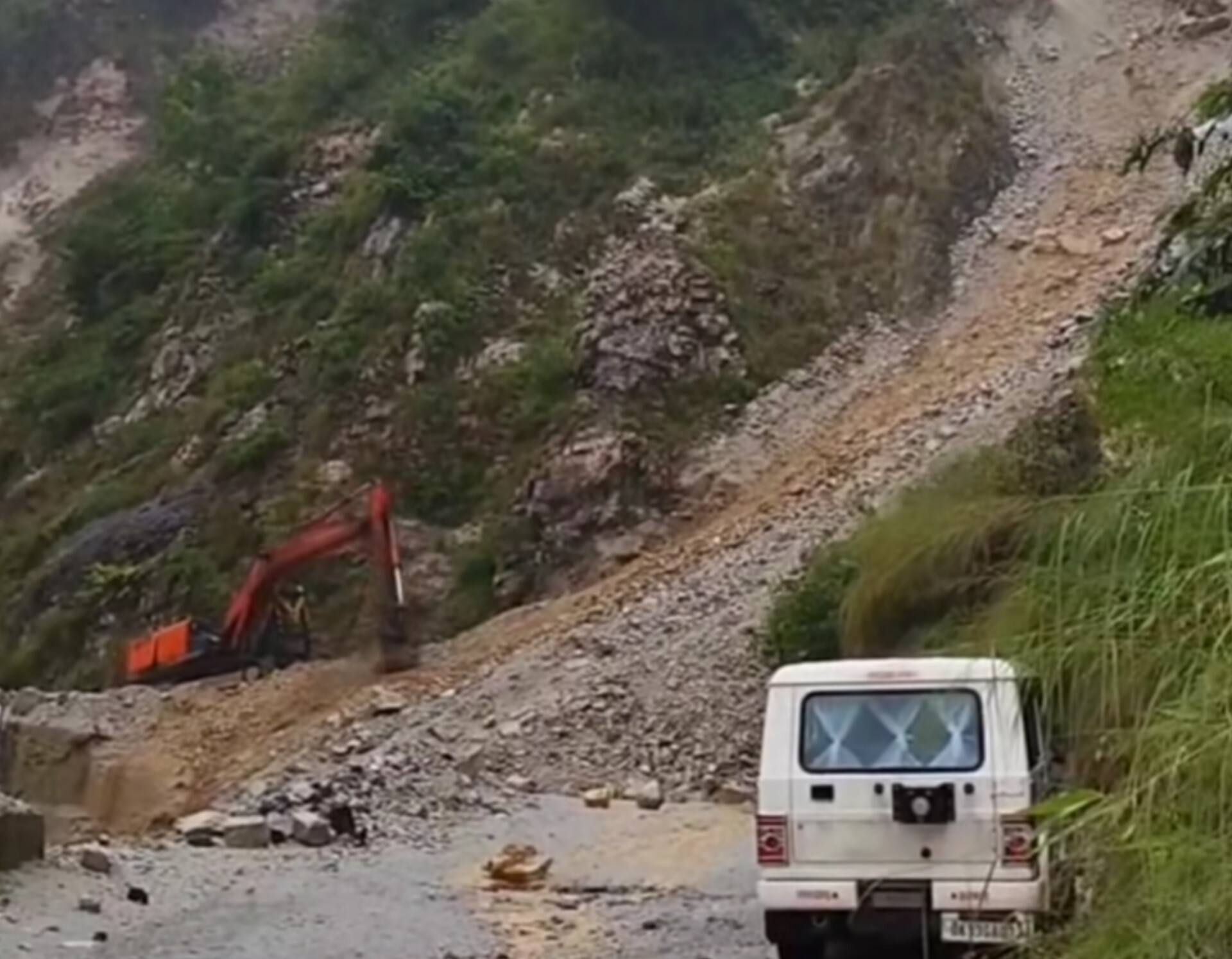 Uttarakhand: सिरोबगड़ के पास हाईवे पर मलबा हटाने का काम युद्धस्तर पर जारी, यातायात सुचारु करने में जुटी टीमें