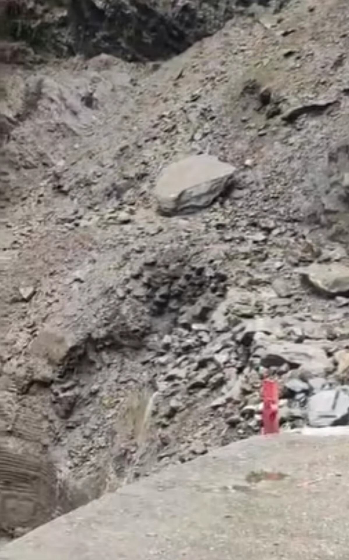 Uttarakhand: चीरवासा में मलबा-पत्थर आने से केदारनाथ पैदल मार्ग फिर बंद, सोनप्रयाग-गौरीकुंड में रुकेंगे यात्री