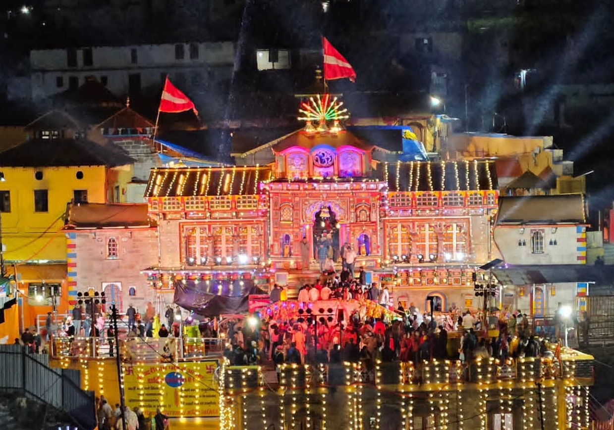 BadrinathTemple: जन्माष्टमी पर भव्य रूप से सजा बदरीनाथ मंदिर, रंग-बिरंगी रोशनी से जगमगाया नारायण दरबार