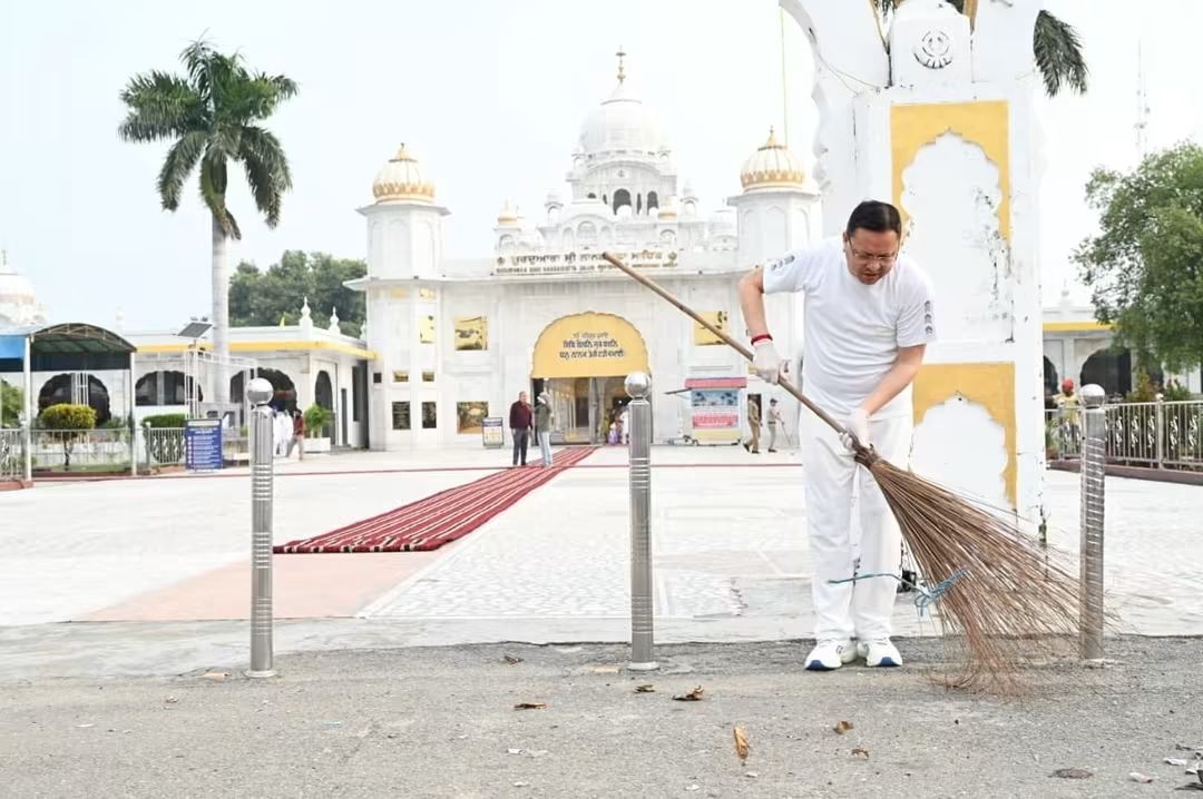 Uttarakhand: नानकमत्ता साहिब में सीएम धामी ने किया श्रमदान, बोले- स्वच्छता को जीवनशैली बनाएं