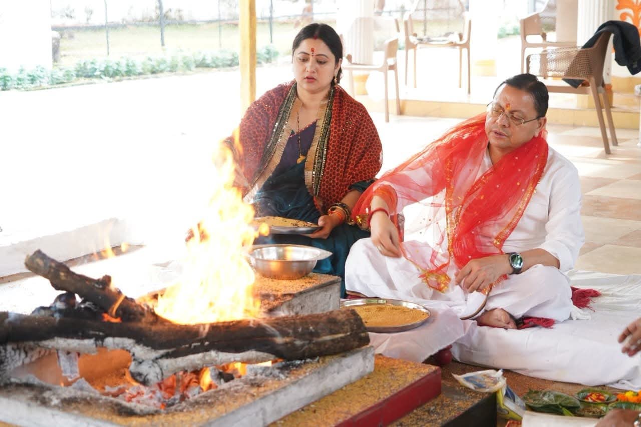 Uttarakhand: सीएम धामी ने की मां दुर्गा की पूजा-अर्चना, प्रदेश की खुशहाली की कामना