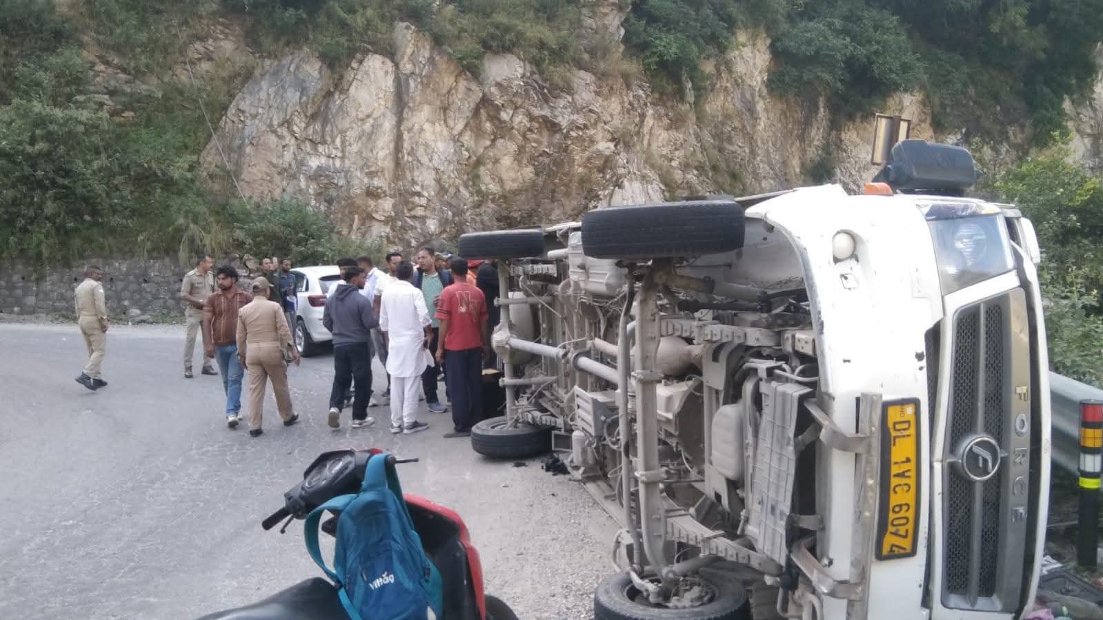 Uttarakhand: केदारनाथ हाईवे पर टेम्पो ट्रैवलर पलटा, 16 लोग थे सवार, घायलों को पहुंचाया अस्पताल