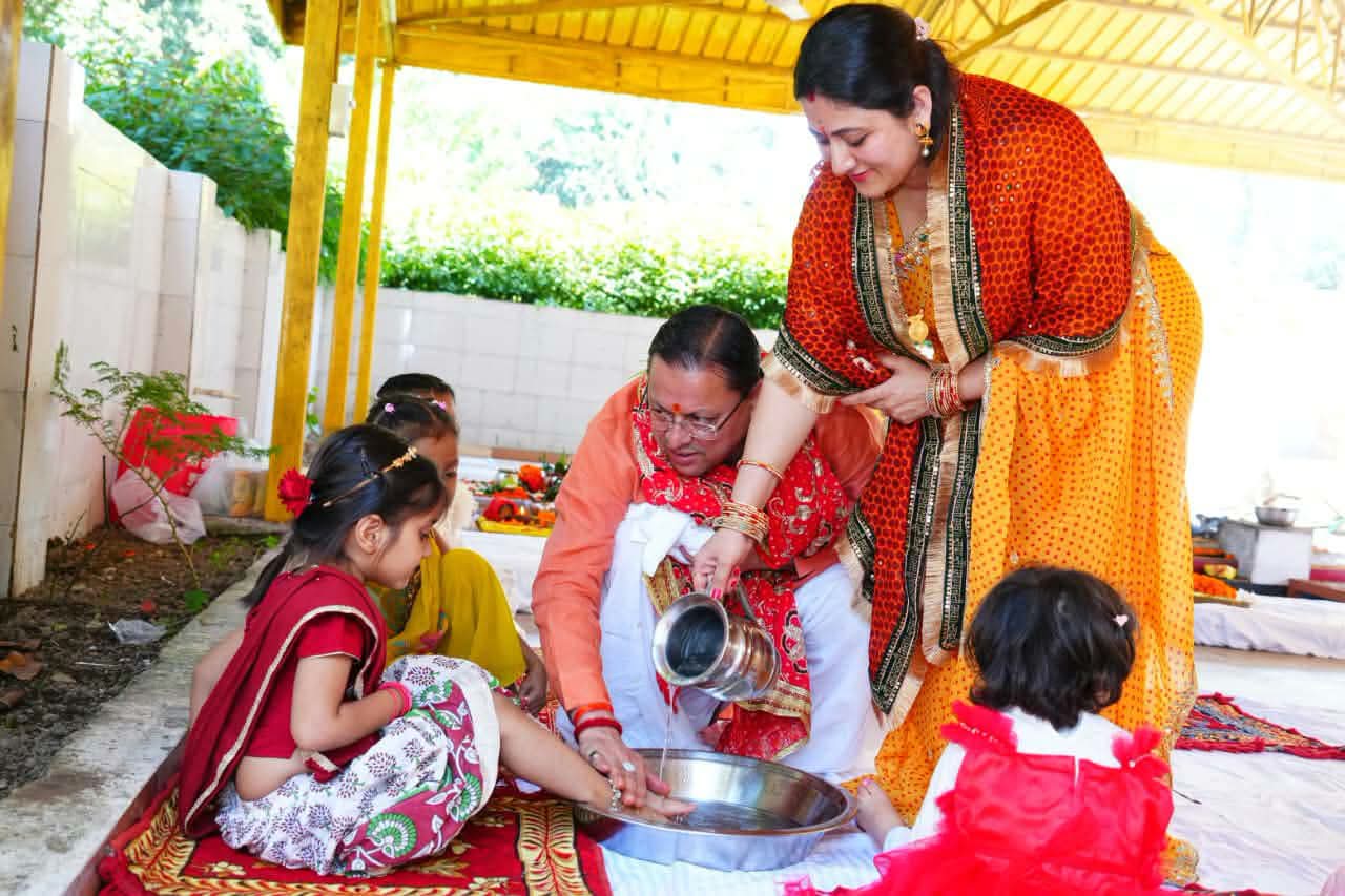Uttarakhand: मुख्यमंत्री धामी ने महानवमी पर किया कन्या पूजन, प्रदेश की सुख-समृद्धि की कामना