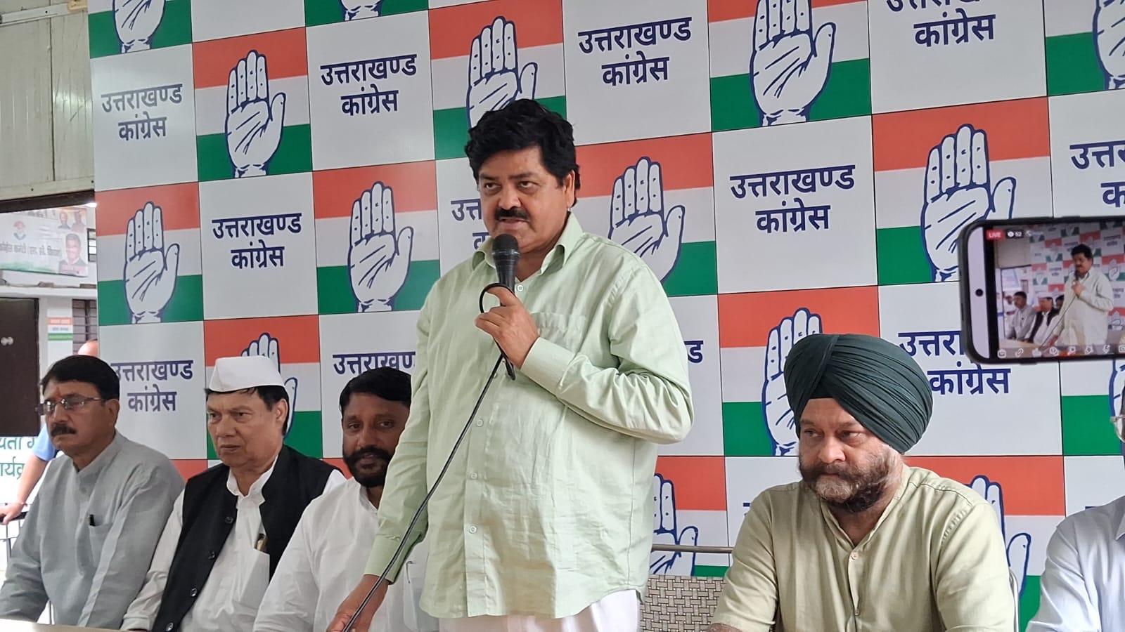 Uttarakhand: हरिद्वार के करीब 100 लोगों ने थामा कांग्रेस का हाथ, गोदियाल ने किया स्वागत